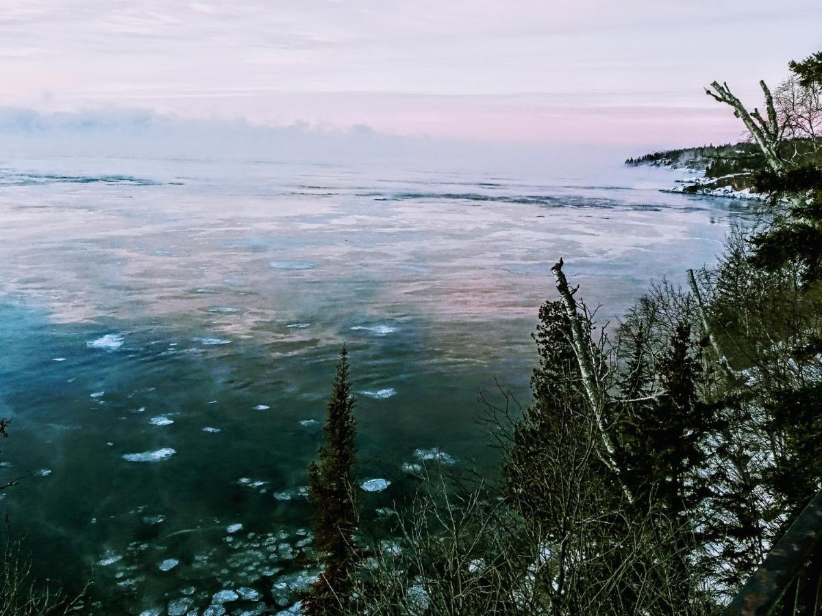 Cliff Dweller On Lake Superior Tofte Extérieur photo