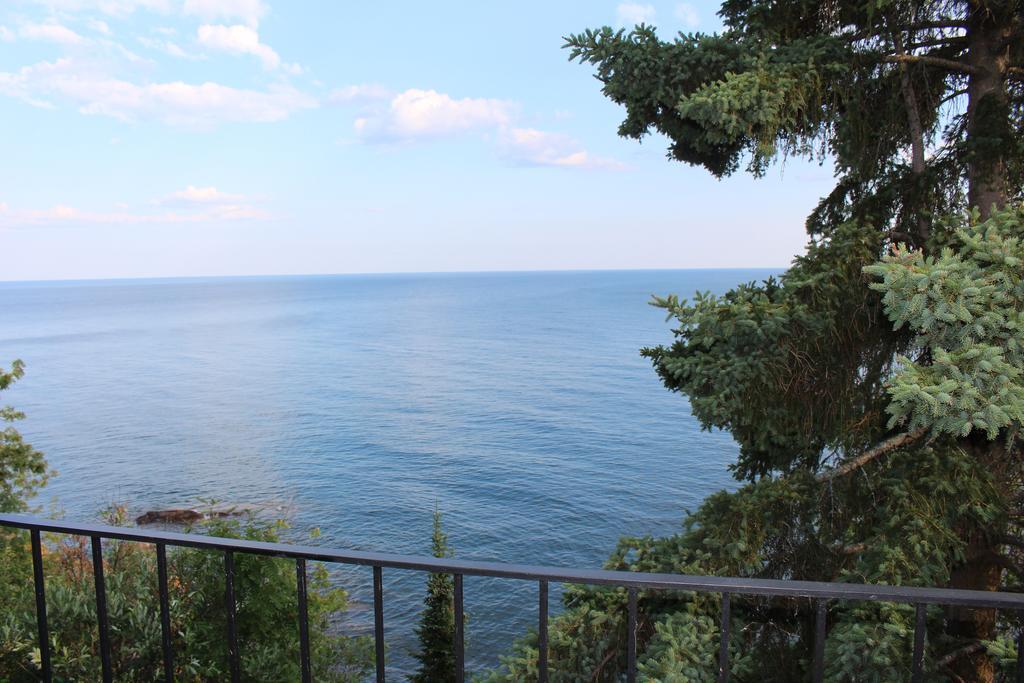 Cliff Dweller On Lake Superior Tofte Chambre photo